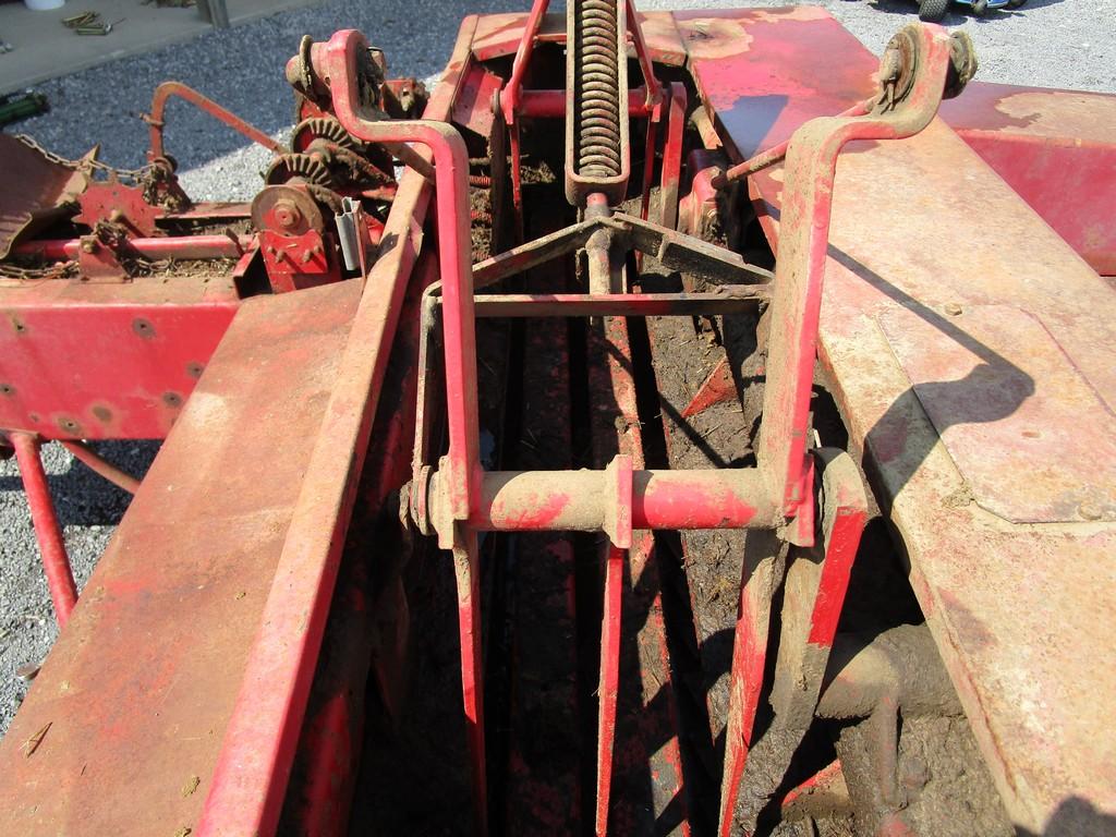 MF 124 SQ Baler
