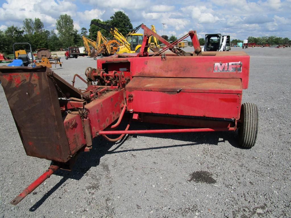 MF 124 SQ Baler