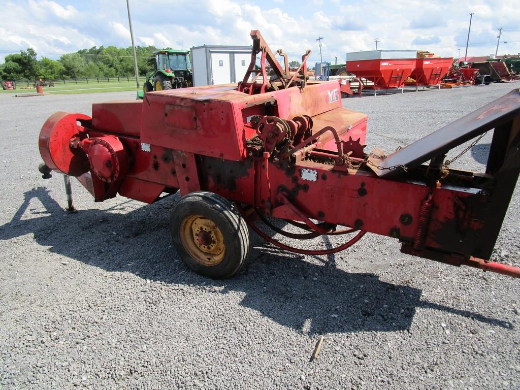 MF 124 SQ Baler