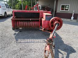 MF 124 SQ Baler