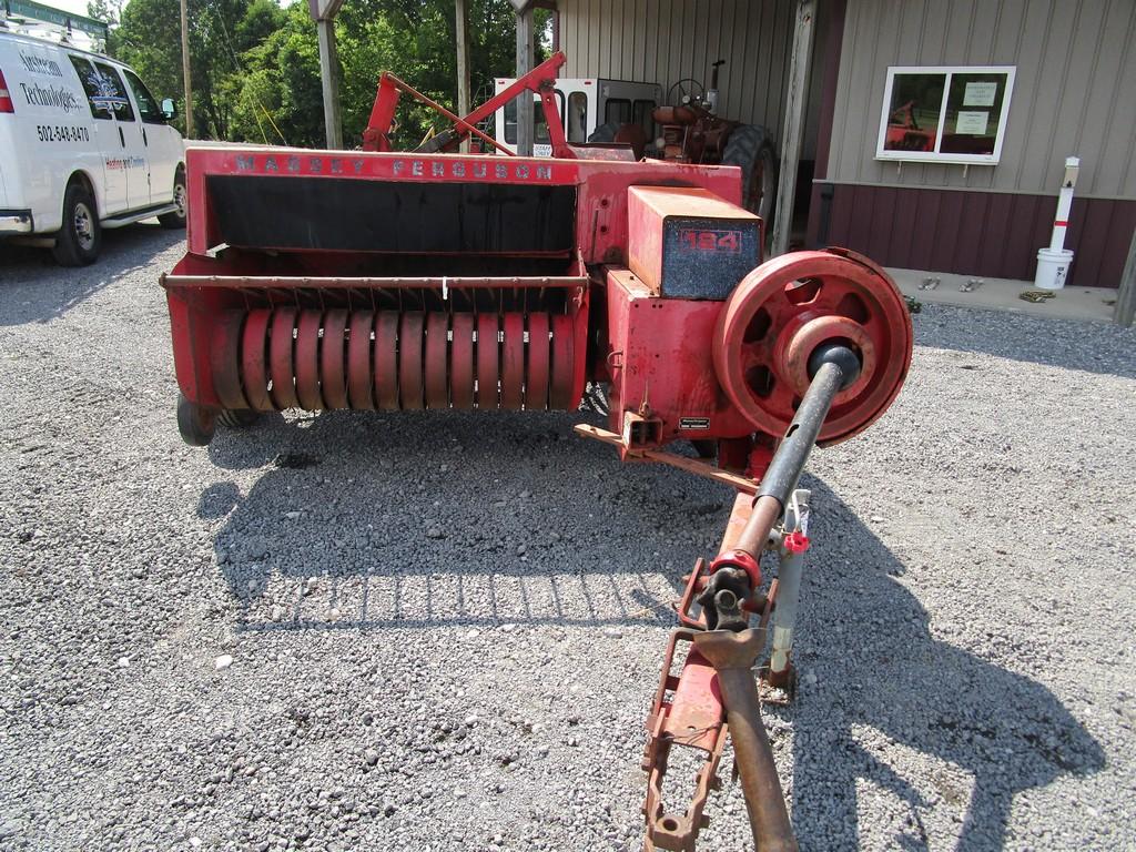 MF 124 SQ Baler