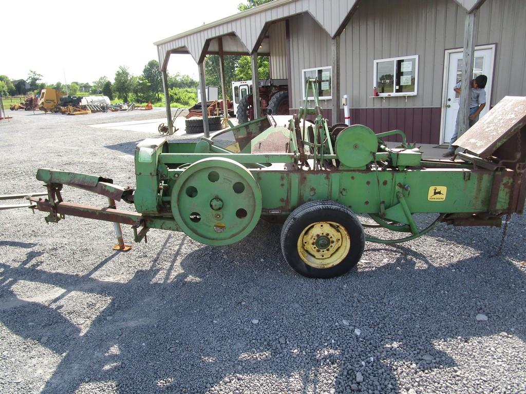 JD 24T Sq Baler