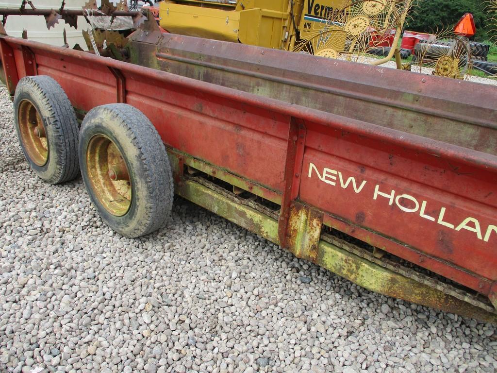 New Holland 679 Spreader
