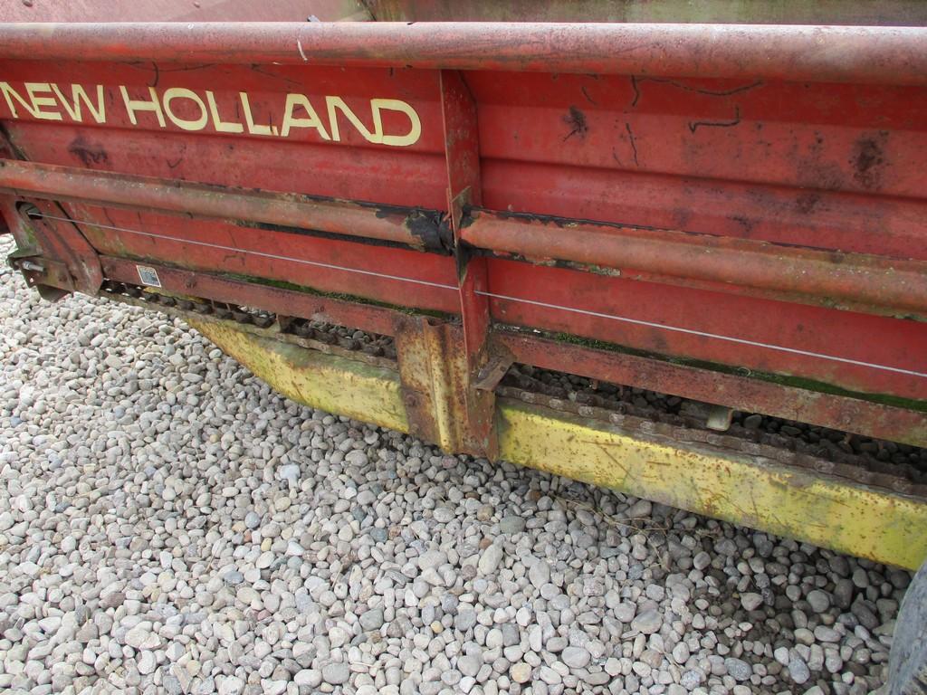New Holland 679 Spreader