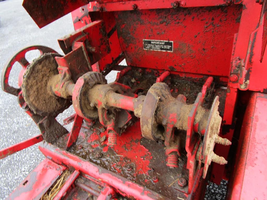 MF 124 Sq Baler