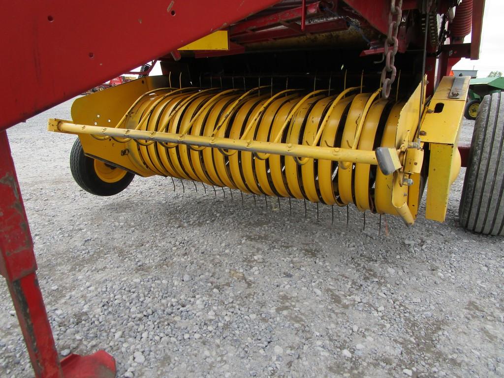 New Holland 638 Round Baler
