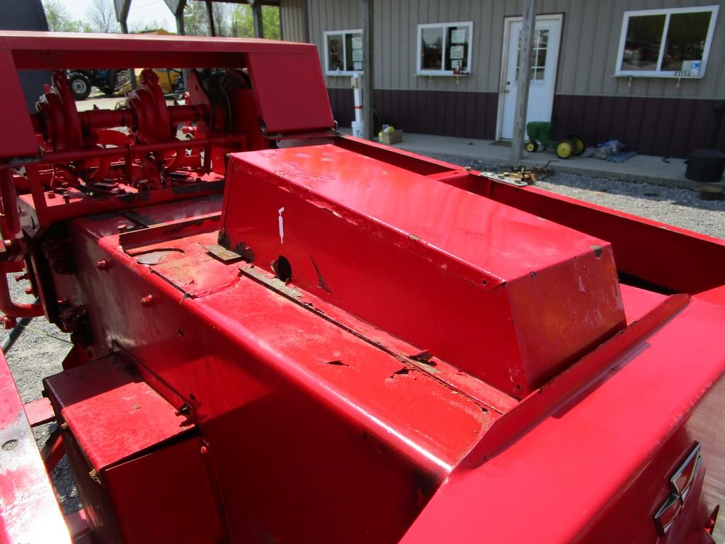 Massey Ferguson 1835 Inline Sq. Baler