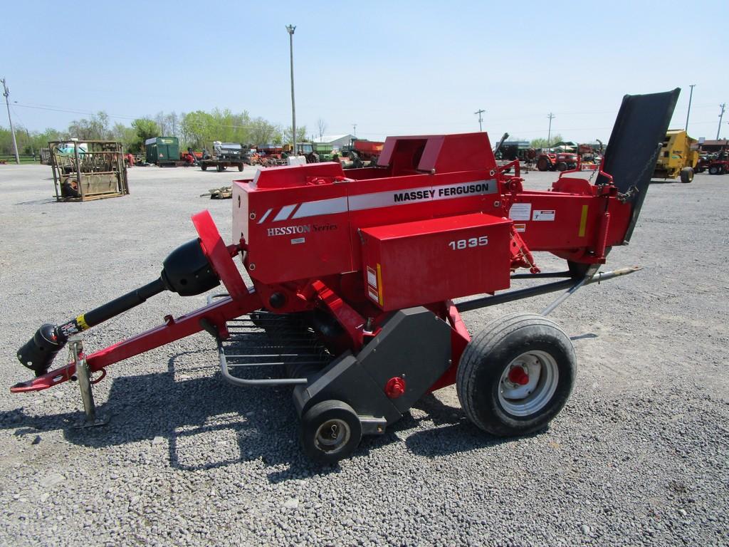 Massey Ferguson 1835 Inline Sq. Baler