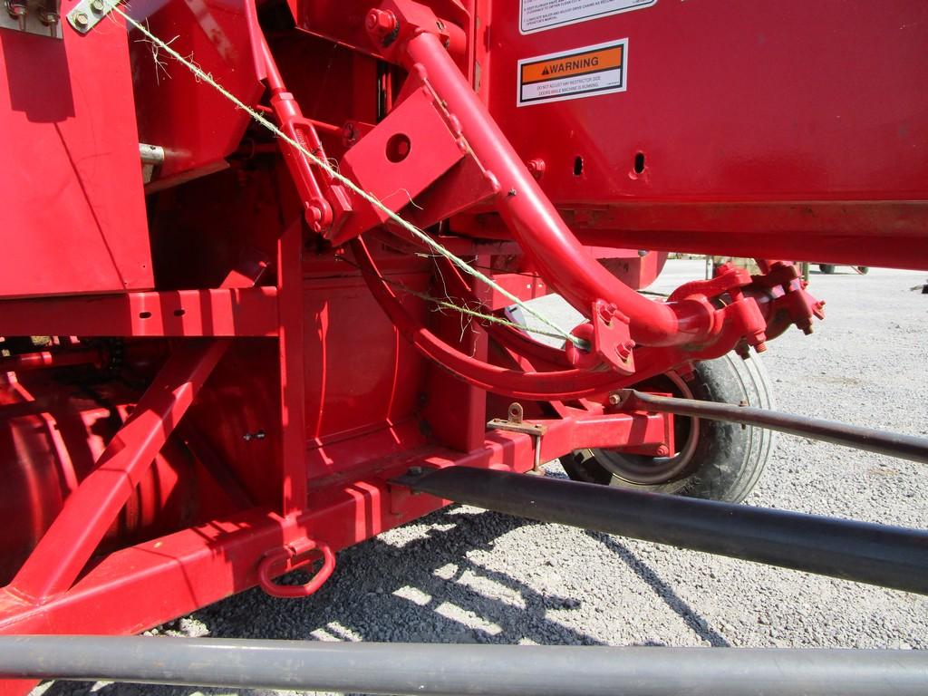 Massey Ferguson 1835 Inline Sq. Baler