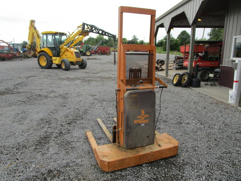BIG JOE BATTERY  FORKLIFT
