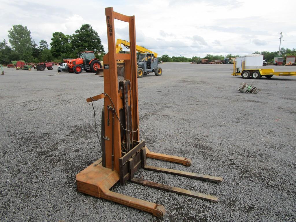 BIG JOE BATTERY  FORKLIFT