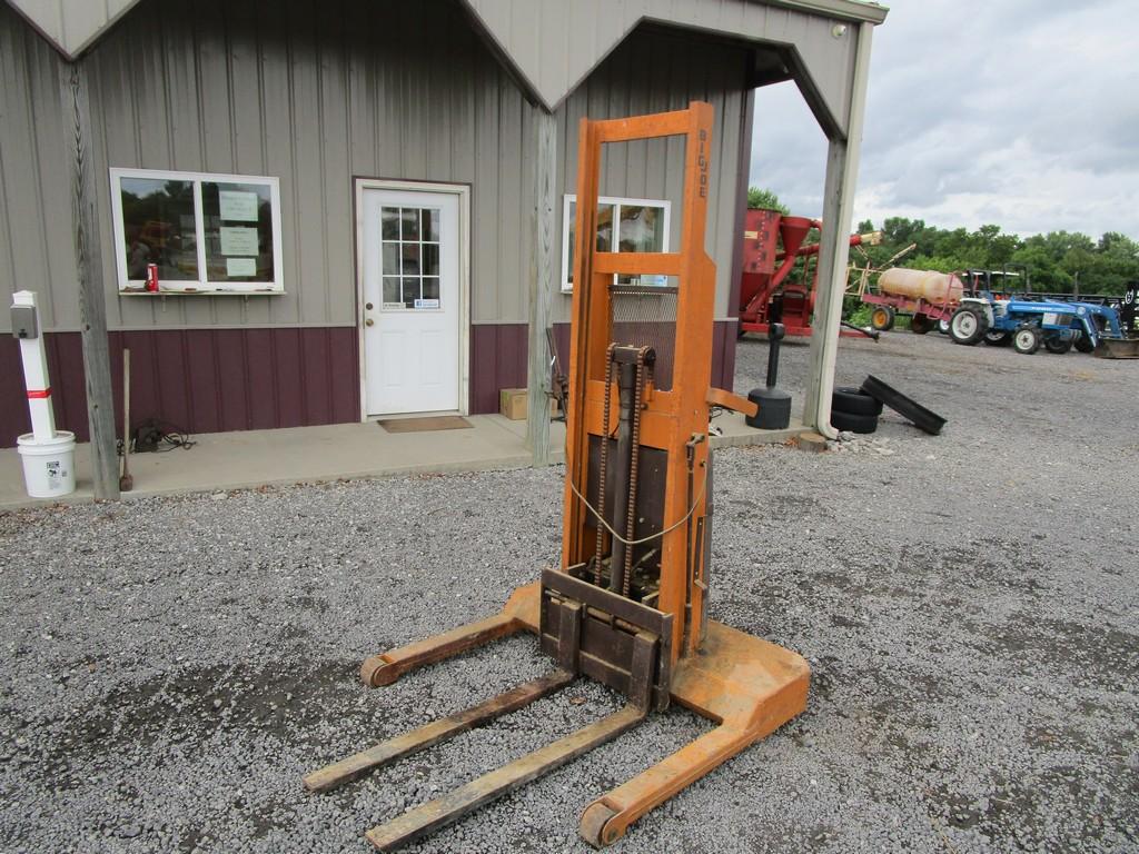 BIG JOE BATTERY  FORKLIFT