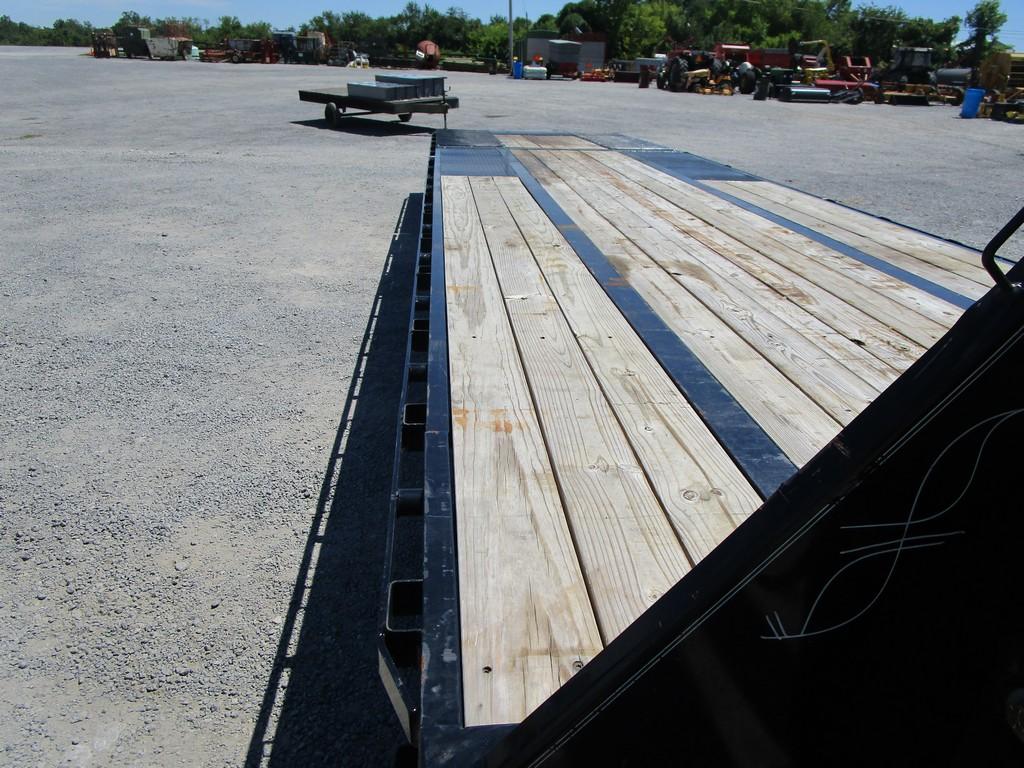 2022 LOAD TRAIL 32' GOOSENECK W/ TITLE