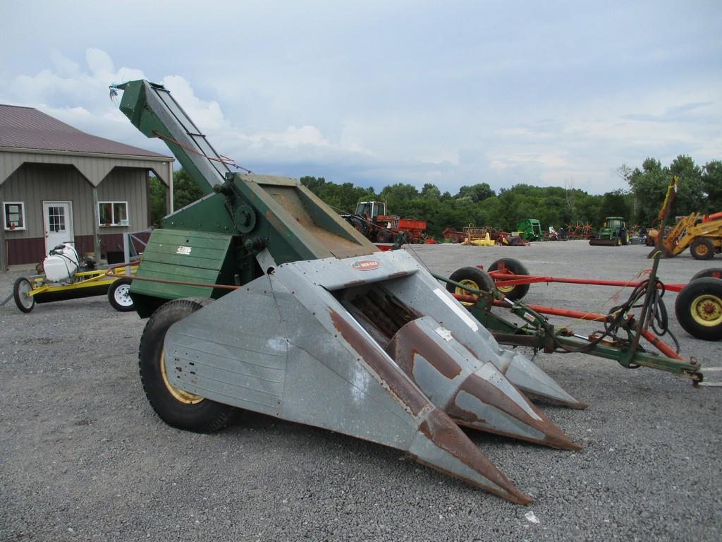 NEW IDEA 324 PICKER  2- ROW