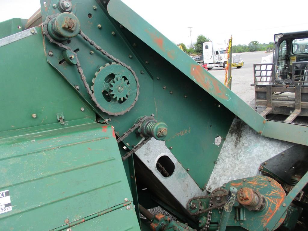 NEW IDEA 324 PICKER  2- ROW