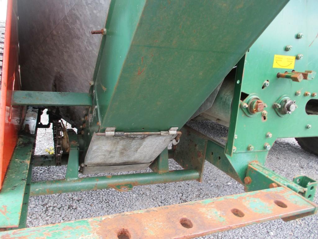 NEW IDEA 324 PICKER  2- ROW