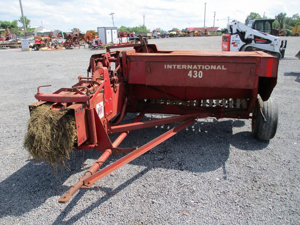IH 430 SQ BALER