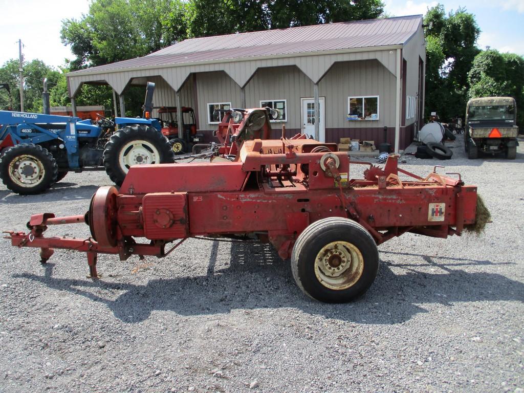 IH 430 SQ BALER
