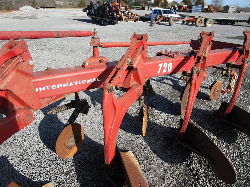 IH 720 5X PLOW