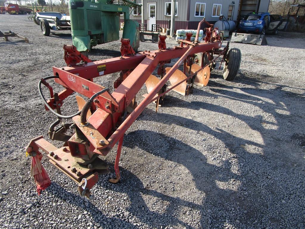 IH 720 5X PLOW