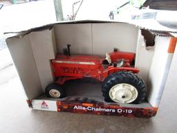 ALLIS CHALMERS D-19 TRACTOR TOY