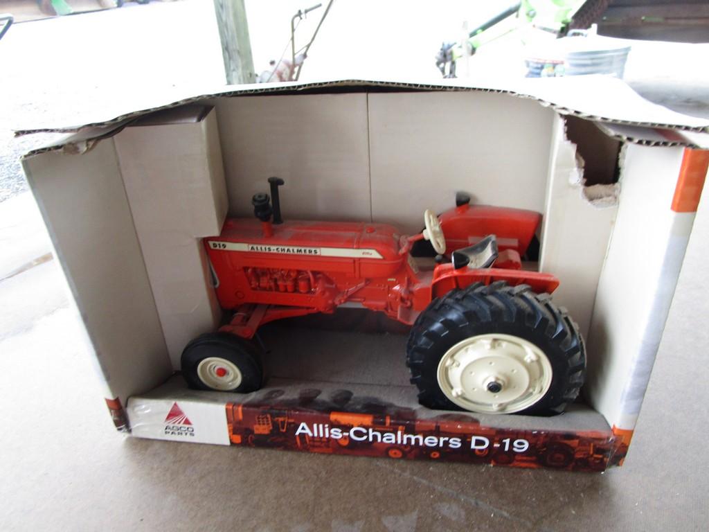 ALLIS CHALMERS D-19 TRACTOR TOY