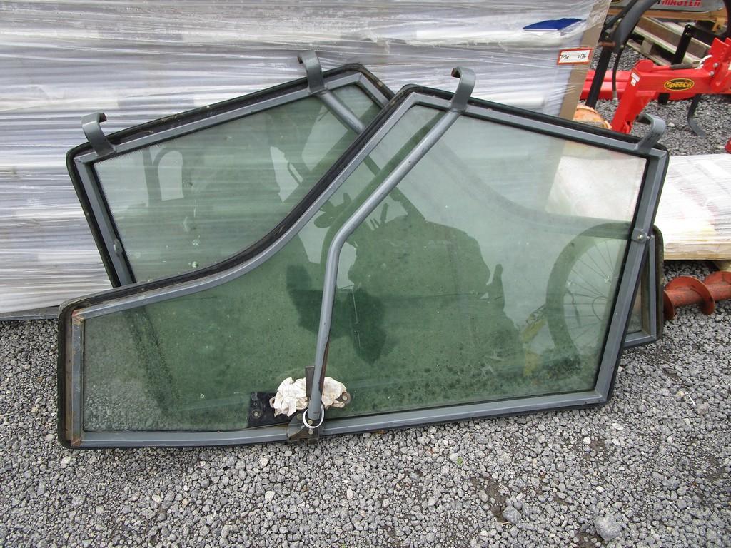 MASSEY FERGUSON 4000 SERVES DOORS