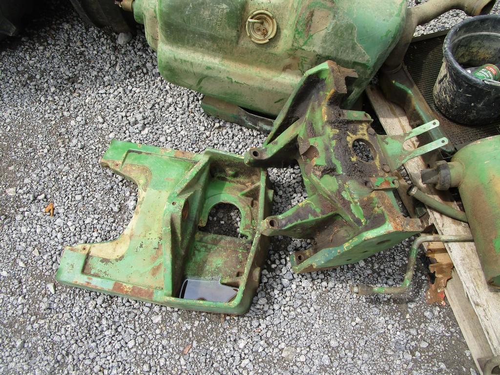 JOHN DEERE 2940 TRACTOR