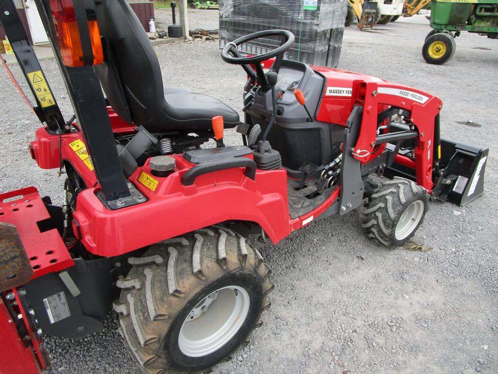 MASSEY FERGUSON GC1723E TRACTOR LOADER BACKHOE