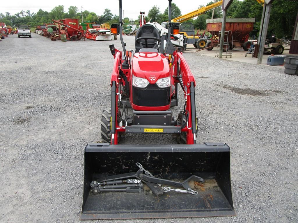 MASSEY FERGUSON GC1723E TRACTOR LOADER BACKHOE