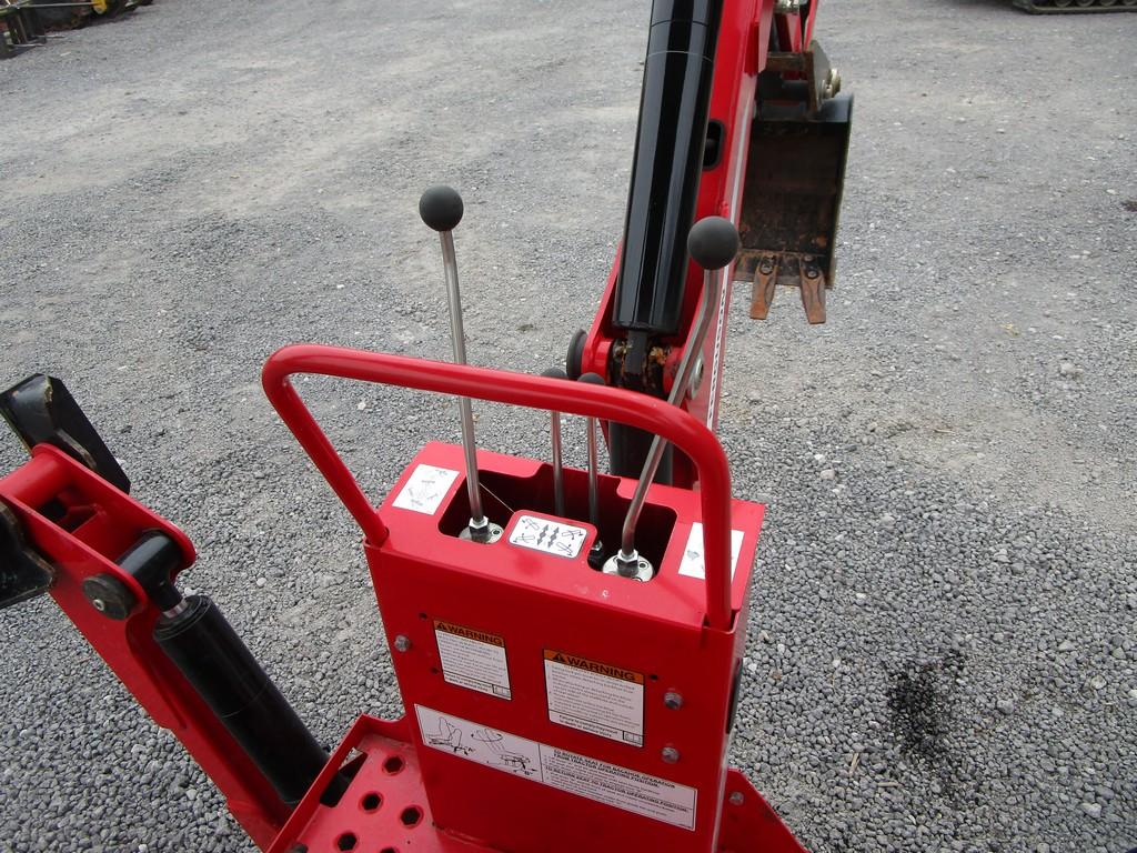 MASSEY FERGUSON GC1723E TRACTOR LOADER BACKHOE