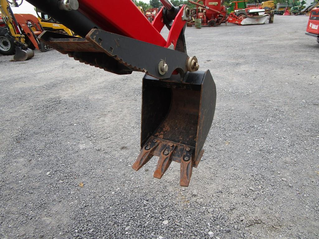 MASSEY FERGUSON GC1723E TRACTOR LOADER BACKHOE