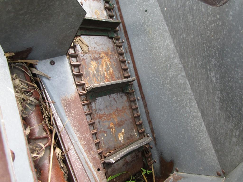 NEW IDEA 323 CORN PICKER