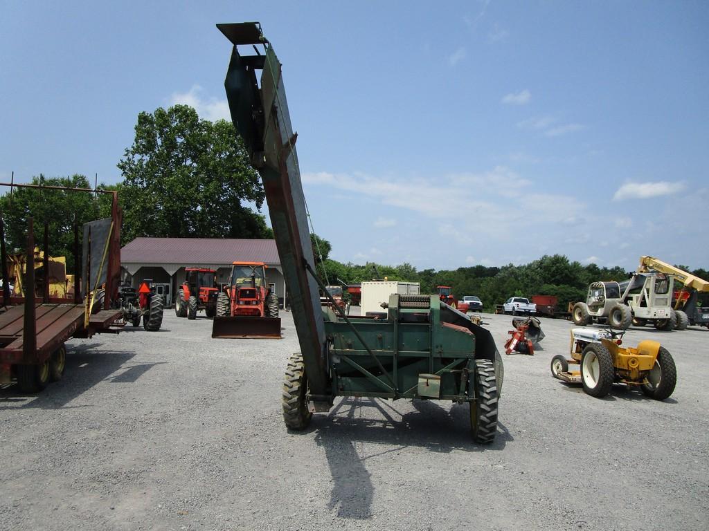 NEW IDEA 323 CORN PICKER