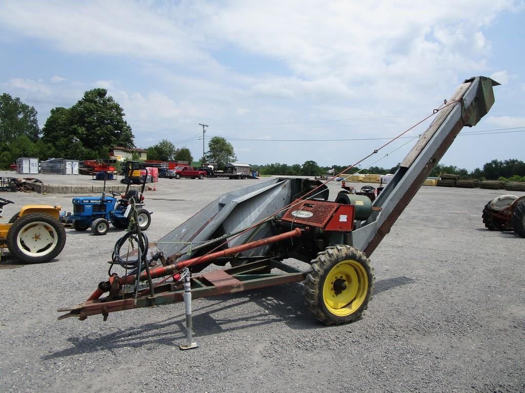 NEW IDEA 323 CORN PICKER