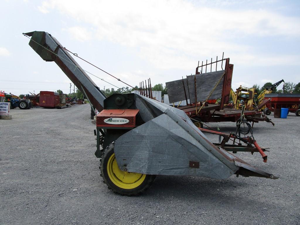NEW IDEA 323 CORN PICKER