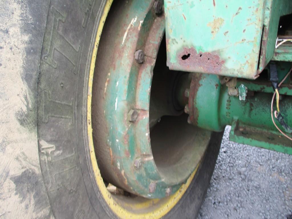 OLIVER 2050 TRACTOR
