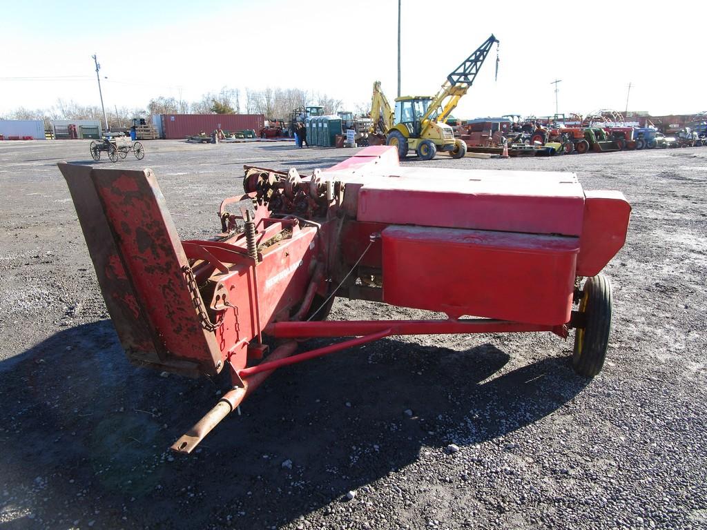NEW HOLLAND 268 SQ BALER