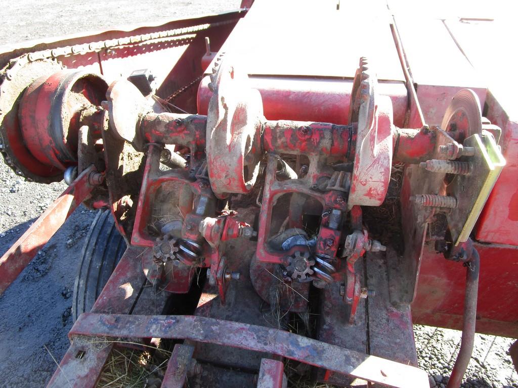 NEW HOLLAND 268 SQ BALER