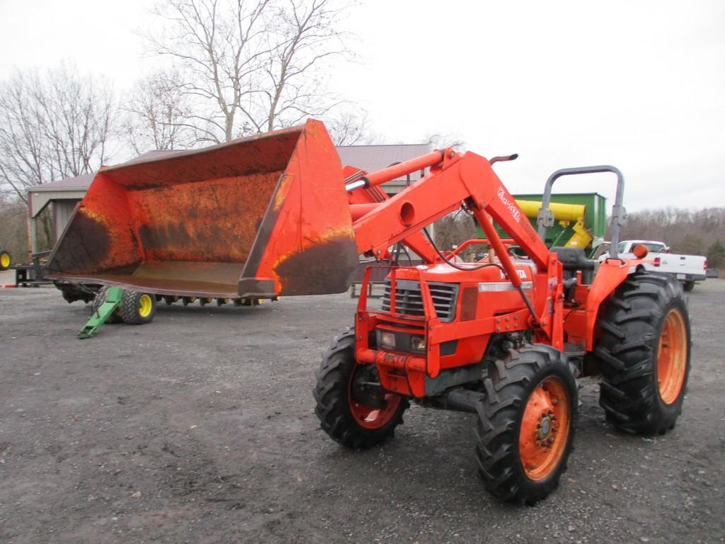 KUBOTA M6800 TRACTOR W LOADER