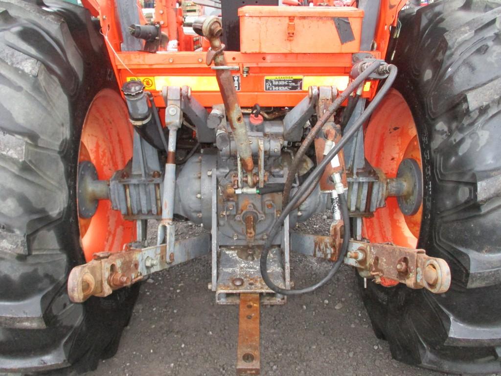 KUBOTA M6800 TRACTOR W LOADER