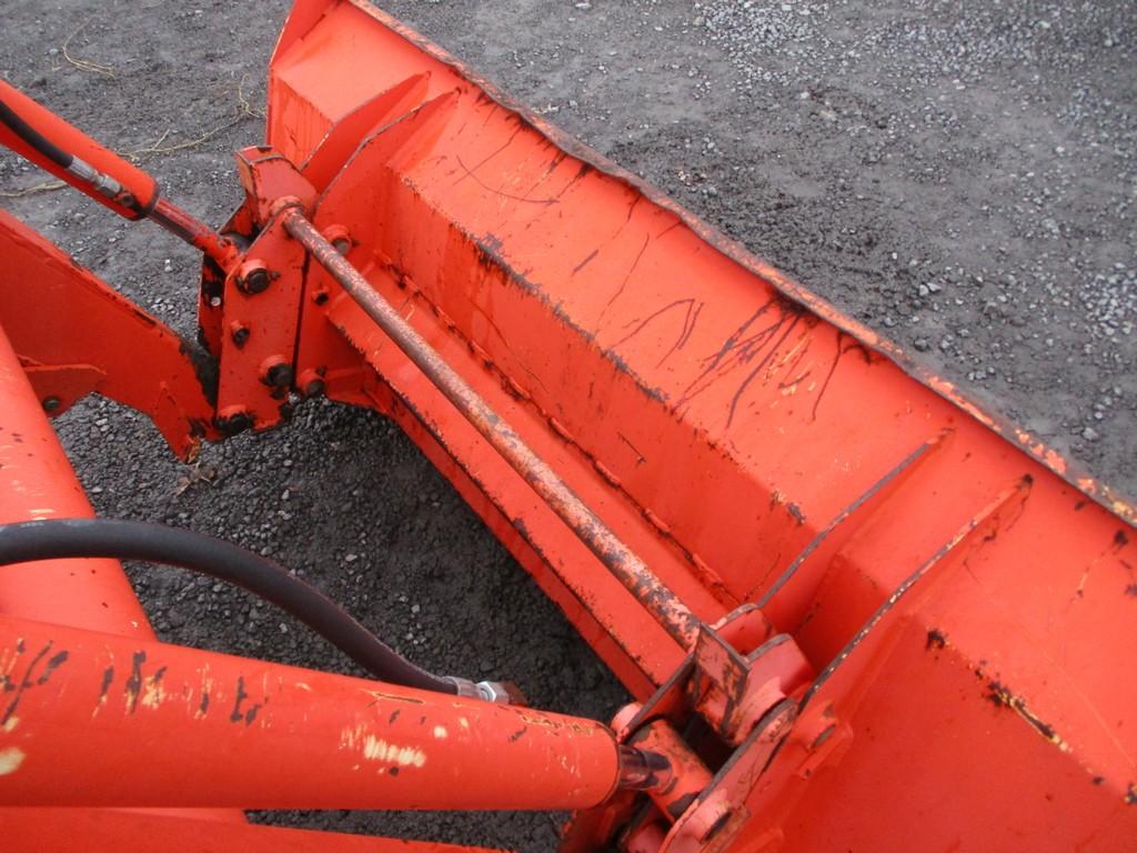 KUBOTA M6800 TRACTOR W LOADER