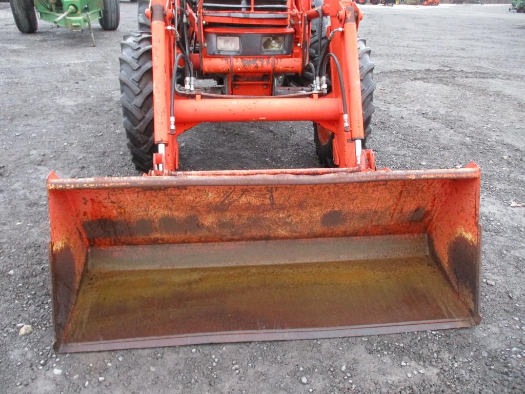 KUBOTA M6800 TRACTOR W LOADER