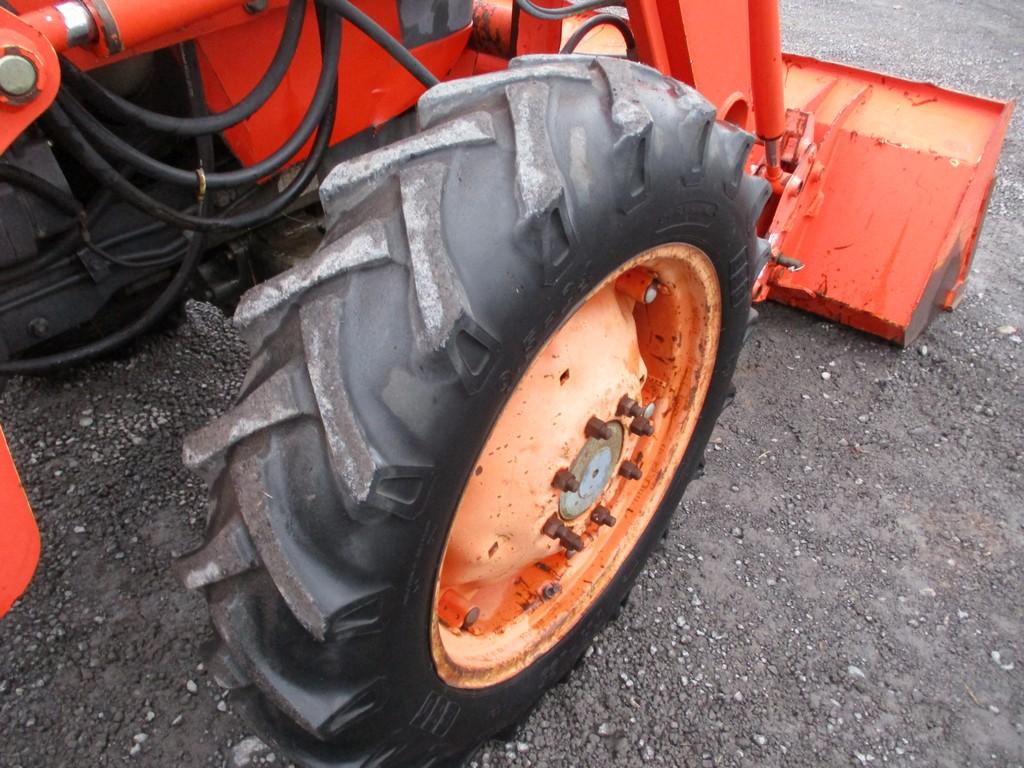 KUBOTA M6800 TRACTOR W LOADER