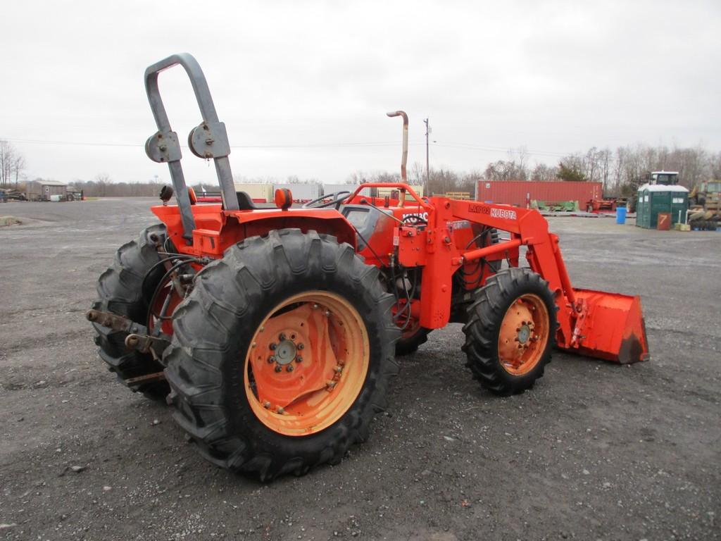 KUBOTA M6800 TRACTOR W LOADER
