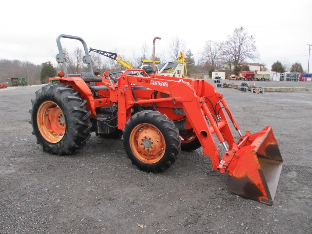 KUBOTA M6800 TRACTOR W LOADER