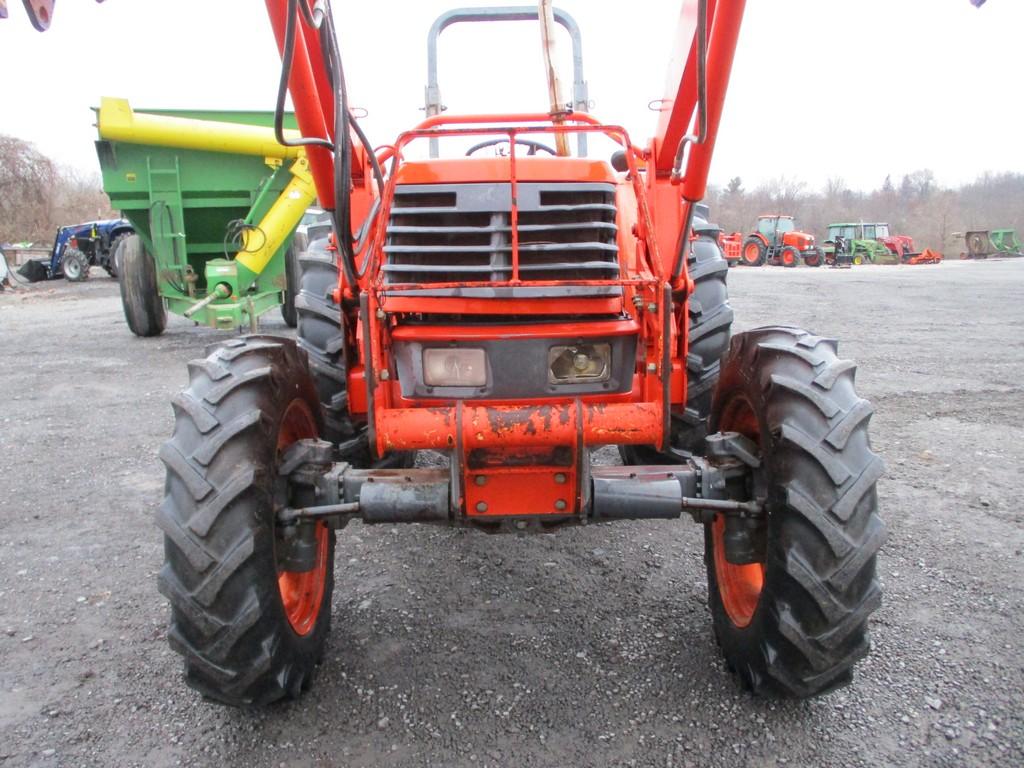 KUBOTA M6800 TRACTOR W LOADER