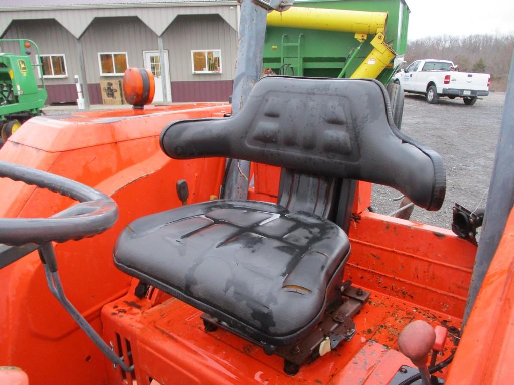 KUBOTA M6800 TRACTOR W LOADER