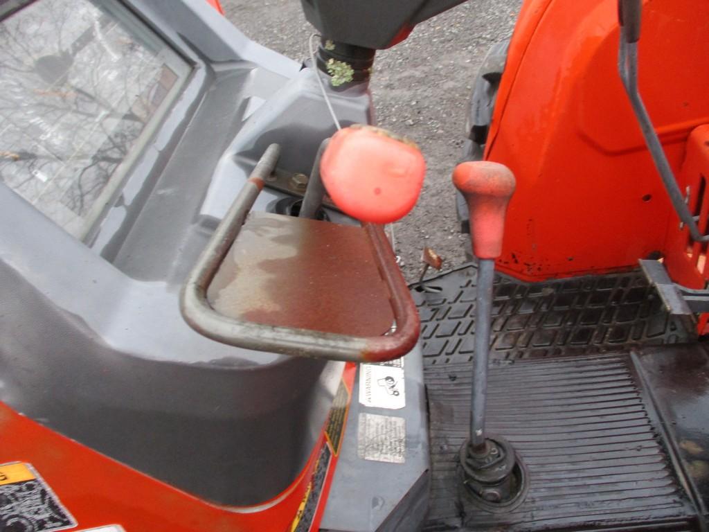 KUBOTA M6800 TRACTOR W LOADER