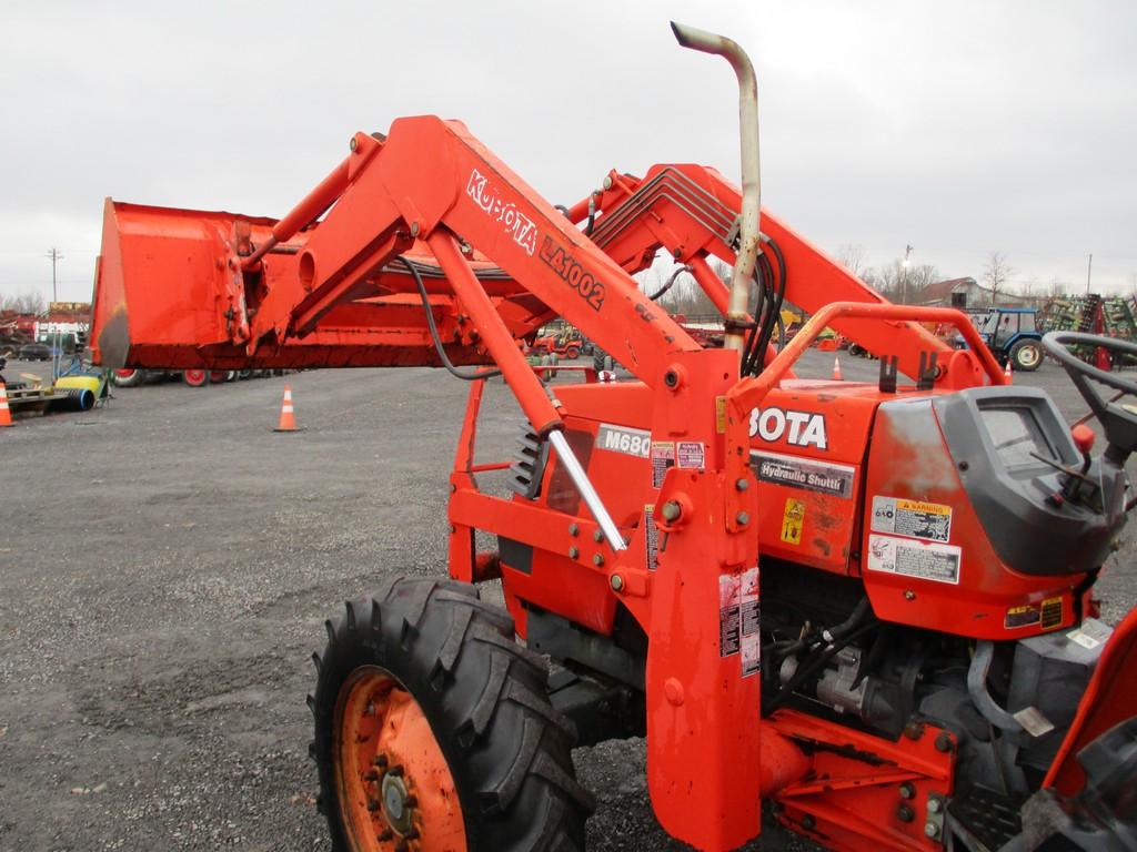 KUBOTA M6800 TRACTOR W LOADER